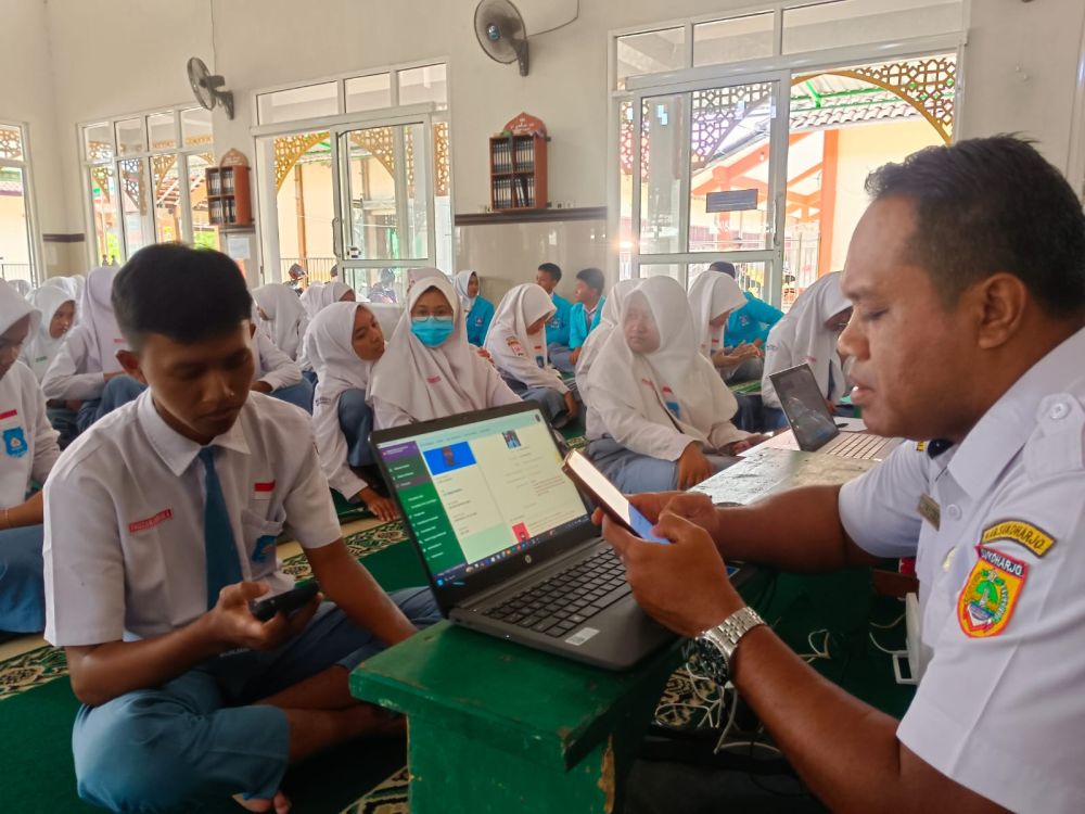Disdukcapil Sukoharjo Laksanakan Perekaman Identitas Kependudukan Digital (IKD) di SMA N 1 Mojolaban