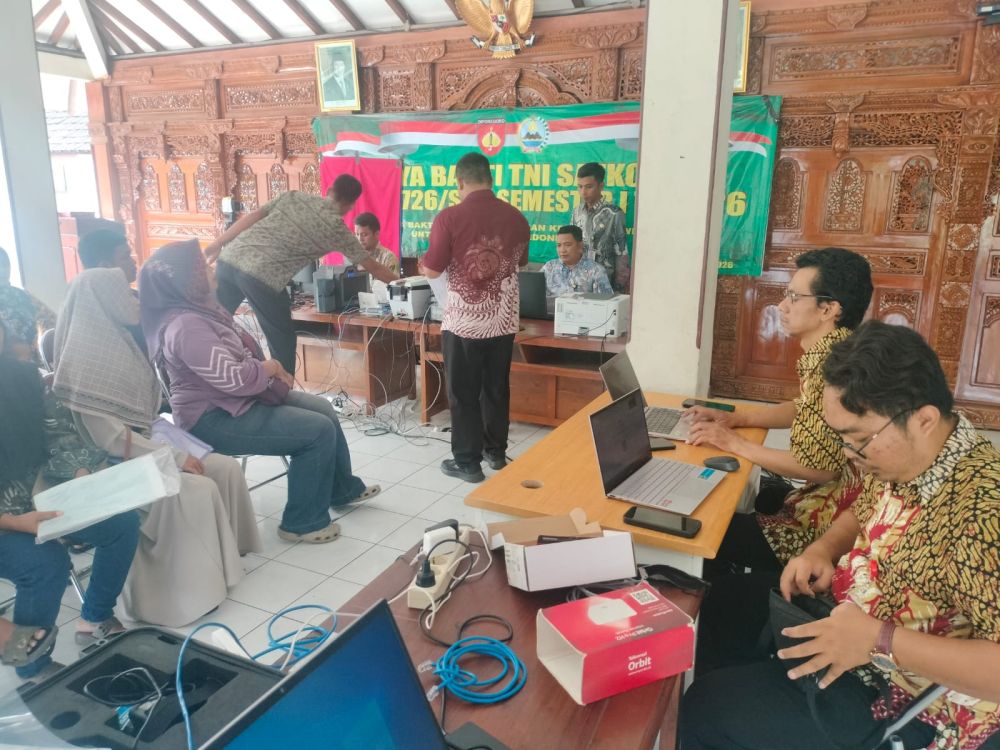 Layanan Jemput Bola Adminduk pada Penutupan TMMD Sengkuyung II di Desa Genengsari Polokarto