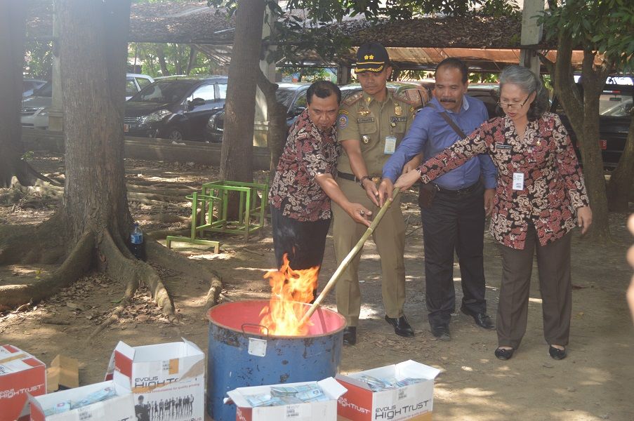 Pemusnahan Kepeing KTP el rusak dan invalid di Dinas Kependudukan dan Pencatatan Sipil Kab. Sukoharjo
