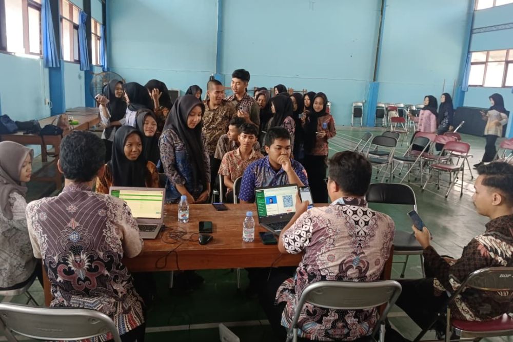 Disdukcapil Sukoharjo Jemput Bola Aktivasi IKD di SMA Negeri 1 Weru