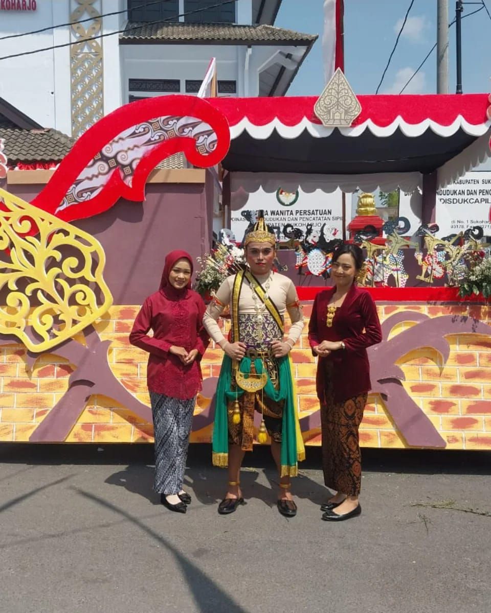 Dinas Dukcapil Kab. Sukoharjo mengikuti Pawai Pembangunan Kendaraan Hias Kabupaten Sukoharjo.