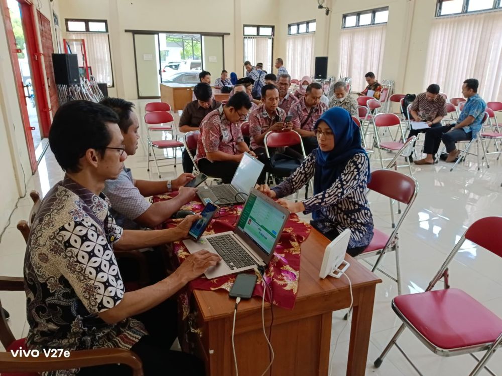 Giat Jemput Bola Aktivasi IKD di Kantor Kecamatan Weru