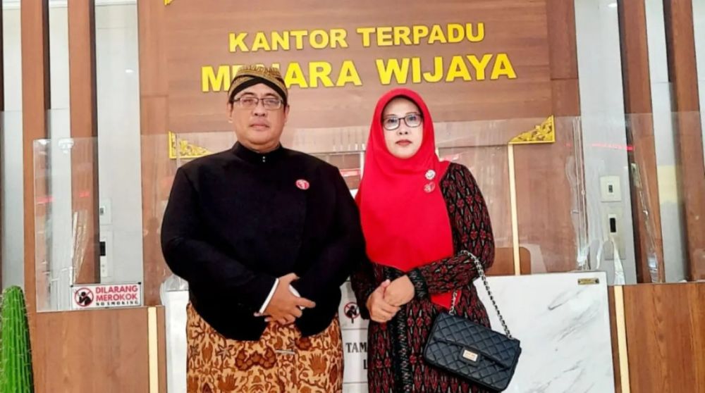 Kepala Dinas Dukcapil Kab. Sukoharjo bersama Ibu Ketua UP DWP Disdukcapil Kab. Sukoharjo menghadiri Upacara/Kirab Hari Lahir Kabupaten Sukoharjo ke-77.