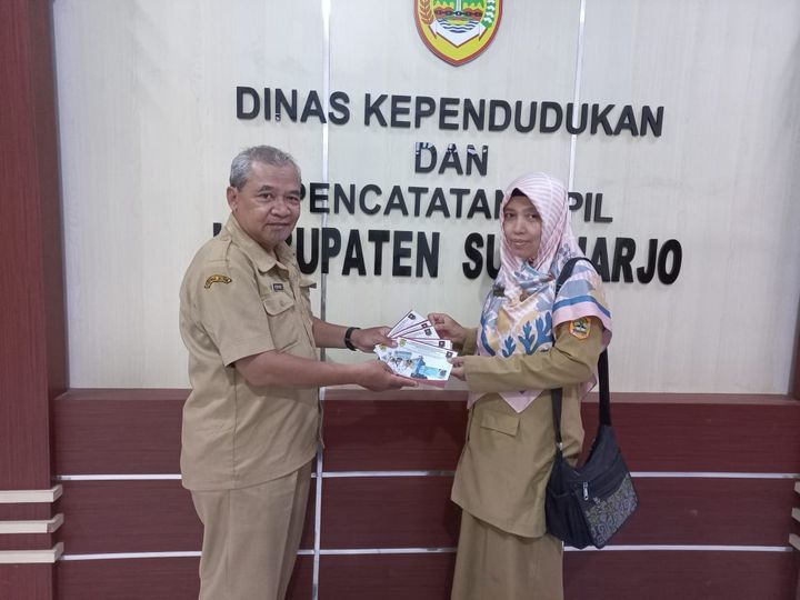 Penyerahkan KTP-el hasil jemput bola perekaman KTP-el penduduk rentan
