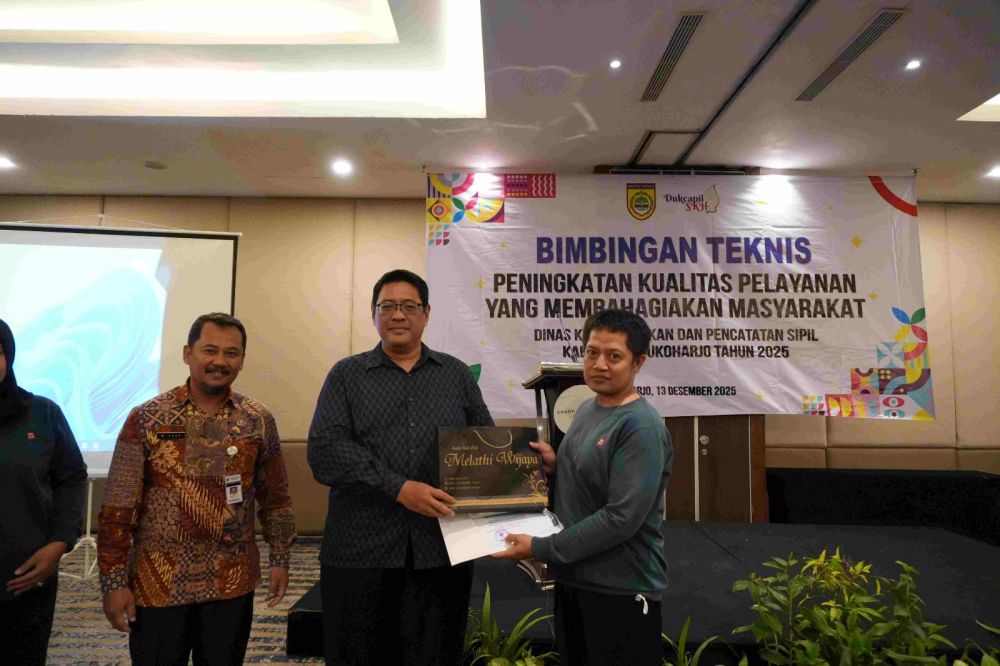 Disdukcapil Sukoharjo Berikan Penghargaan Pelaksana Layanan Teladan Periode Juli–Desember 2025