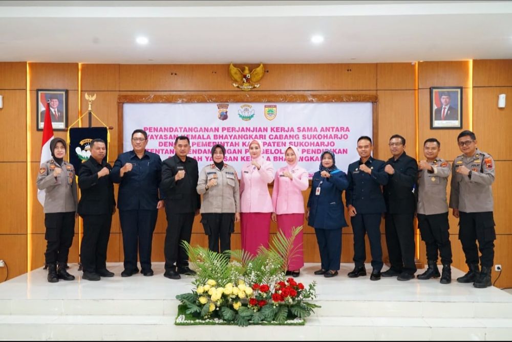 Penandatanganan MoU antara Yayasan Kemala Bhayangkari Cabang Sukoharjo dan Dinas Dukcapil Kabupaten Sukoharjo dalam Bidang Administrasi Kependudukan