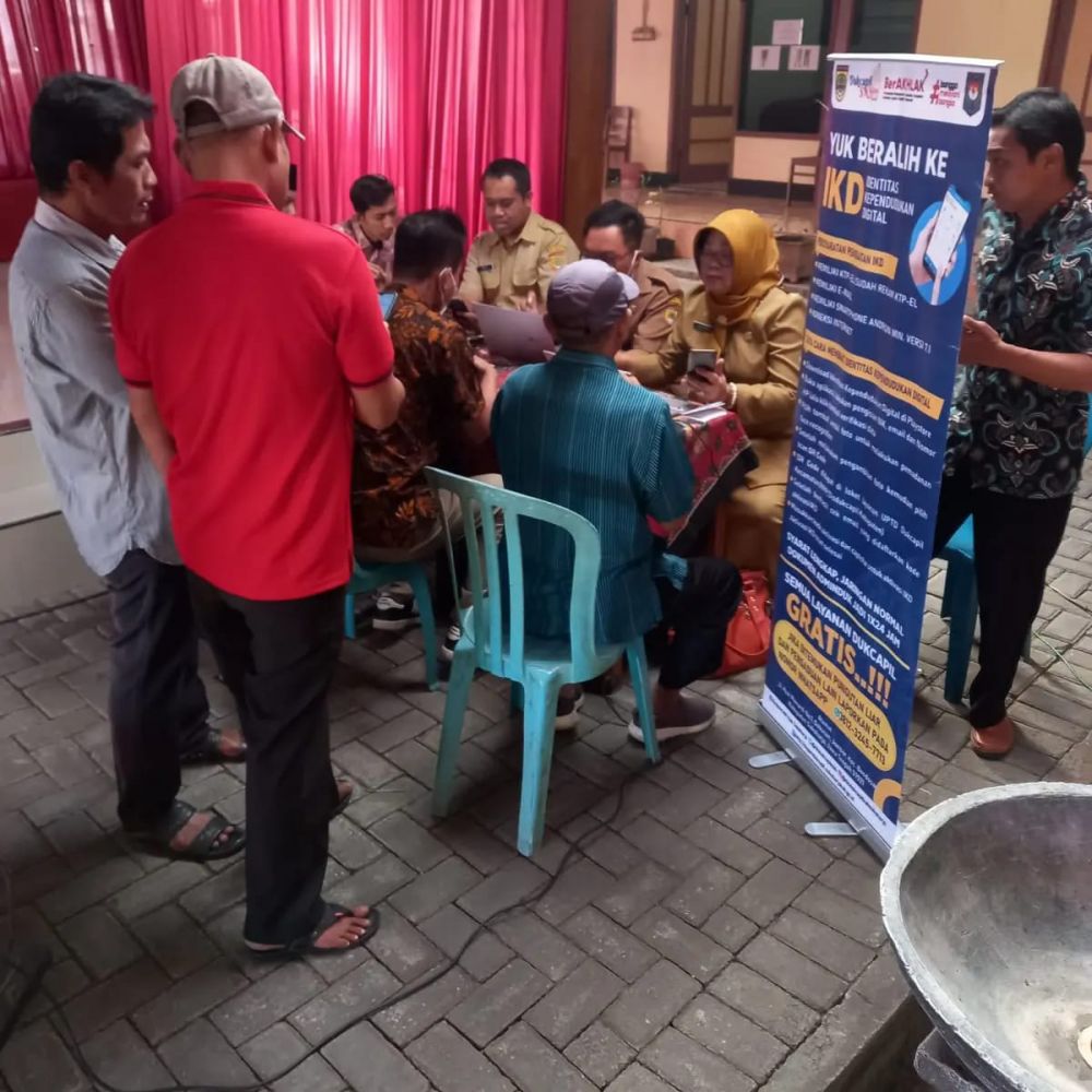 Tim dari Dinas Dukcapil Kab. Sukoharjo melaksanakan giat jemput bola aktivasi IKD