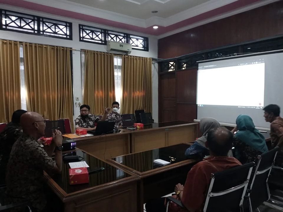 Rapat Terkait Presentasi Aplikasi Pelayanan Online yang Baru