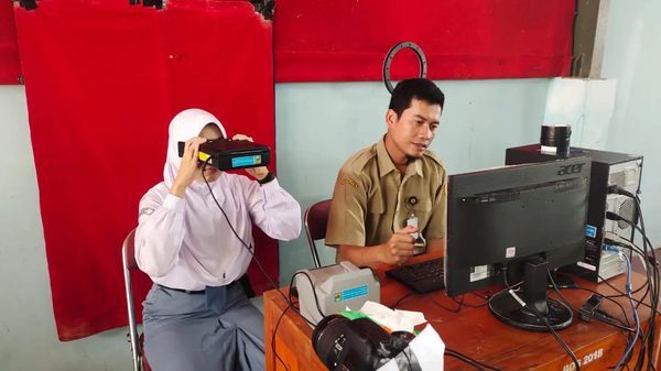 Jemput bola perekaman KTP-el bagi siswa-siswi di SMAN 1 Weru